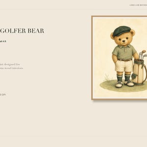 K&ouml;nnte beinhalten: Ein gerahmter digitaler Kunstdruck mit dem Titel LITTLE GOLFER BEAR zeigt einen Teddyb&auml;ren mit einer dunkelgr&uuml;nen M&uuml;tze, einem salbeigr&uuml;nen Poloshirt und einer cremefarbenen Shorts. Der B&auml;r steht auf einer Grasfl&auml;che neben einer Golftasche.