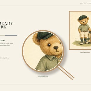 K&ouml;nnte beinhalten: Ein digitaler Kunstdruck mit einer Aquarellillustration eines Teddyb&auml;ren als Golfer, der eine dunkle M&uuml;tze, ein gr&uuml;nes Poloshirt und wei&szlig;e Shorts tr&auml;gt und neben einer Golftasche steht. Das Layout enth&auml;lt Text und ein kreisf&ouml;rmiges vergr&ouml;&szlig;ertes Detail.