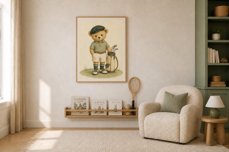 K&ouml;nnte beinhalten: Ein gerahmter Wandkunstdruck mit einem Teddyb&auml;ren, der ein gr&uuml;nes Poloshirt, wei&szlig;e Shorts und eine dunkelgr&uuml;ne M&uuml;tze tr&auml;gt und auf einer Grasfl&auml;che neben einer Golftasche mit Schl&auml;gern steht. Der B&auml;r hat ein hellbraunes Fell und einen neutralen Ausdruck.