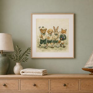 Puede incluir: Una impresi&oacute;n de arte mural cuadrada enmarcada que presenta una ilustraci&oacute;n de un oso de peluche, un cachorro, un conejo y un zorro vestidos con ropa deportiva. Los personajes est&aacute;n en fila, con el oso sosteniendo un palo de golf y el zorro una pelota.