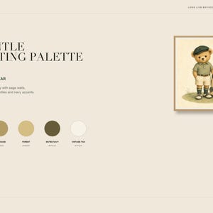 K&ouml;nnte beinhalten: Ein digitaler Kunstdruck mit dem Titel Little Golfer Bear, der einen Teddyb&auml;ren in einem gr&uuml;nen Poloshirt, wei&szlig;en Shorts und einer dunkelgr&uuml;nen M&uuml;tze neben einer Golftasche zeigt. Der Druck enth&auml;lt eine Farbpalette aus warmem Elfenbein, Salbei, Waldgr&uuml;n, Marineblau und Vintage-Braun.