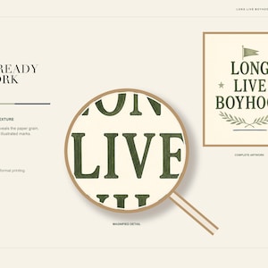 Puede incluir: Una impresi&oacute;n de arte digital con el texto LONG LIVE BOYHOOD en letras de acuarela verde oscuro. El dise&ntilde;o incluye un peque&ntilde;o icono de bandera, dos estrellas y una corona de laurel. Una lupa circular muestra la textura del papel.