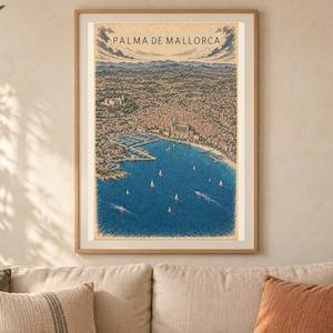 Puede incluir: Una lámina de arte vertical enmarcada que presenta una ilustración aérea de Palma de Mallorca. La imagen muestra un puerto azul profundo con veleros, una ciudad costera y montañas lejanas bajo un cielo, con el texto PALMA DE MALLORCA en la parte superior.