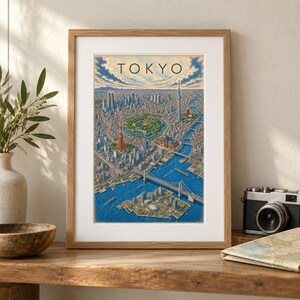 K&ouml;nnte beinhalten: Ein gerahmter Kunstdruck mit einer detaillierten Luftaufnahme des Stadtbildes von Tokio, wobei das Wort TOKYO oben aufgedruckt ist. Das Kunstwerk zeigt blaue Wasserwege, dichte st&auml;dtische Geb&auml;ude, den Tokyo Tower und den Tokyo Skytree.