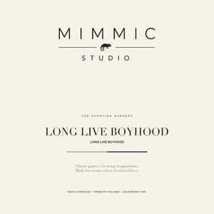 Puede incluir: Una impresi&oacute;n digital de color crema con el texto negro MIMMIC STUDIO y un peque&ntilde;o icono de camale&oacute;n. Debajo, el texto dice THE SPORTING NURSERY, LONG LIVE BOYHOOD y Classic games. Growing imaginations. Made for rooms where boyhood lives.
