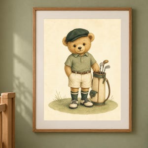 K&ouml;nnte beinhalten: Ein gerahmter Kunstdruck, der einen Teddyb&auml;ren in Golfkleidung zeigt, bestehend aus einer dunkelgr&uuml;nen Schieberm&uuml;tze, einem hellgr&uuml;nen Poloshirt, beigen Shorts und Golfschuhen. Der B&auml;r steht neben einer Golftasche mit mehreren Golfschl&auml;gern.