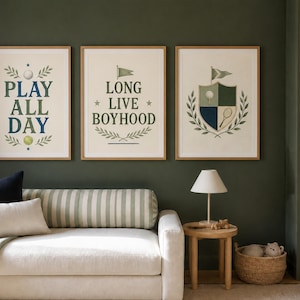 Puede incluir: Tres l&aacute;minas de pared enmarcadas con fondos claros. La primera l&aacute;mina presenta el texto "PLAY ALL DAY" con una pelota de golf y una de tenis. La segunda l&aacute;mina dice "LONG LIVE BOYHOOD" con una bandera. La tercera l&aacute;mina muestra un escudo con una pelota de golf y una raqueta de tenis.
