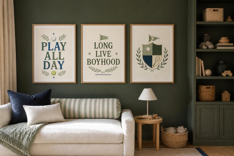 Puede incluir: Tres l&aacute;minas de pared enmarcadas con fondos claros. La primera l&aacute;mina presenta el texto "PLAY ALL DAY" con una pelota de golf y una de tenis. La segunda l&aacute;mina dice "LONG LIVE BOYHOOD" con una bandera. La tercera l&aacute;mina muestra un escudo con una pelota de golf y una raqueta de tenis.