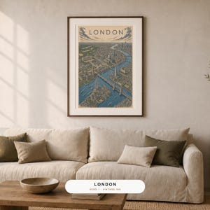 Pu&ograve; includere: Una stampa artistica da parete verticale incorniciata che presenta un'illustrazione dettagliata di Londra vista dall'alto, con il fiume Tamigi che serpeggia attraverso la citt&agrave;. L'opera mostra il testo LONDON in alto con un carattere classico e scuro.