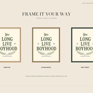 Puede incluir: Tres l&aacute;minas de arte enmarcadas con el texto LONG LIVE BOYHOOD, una bandera, estrellas y una rama de laurel. Los marcos est&aacute;n etiquetados como Warm Oak, Antique Brass y Deep Forest. El fondo es crema con texto negro arriba y abajo.