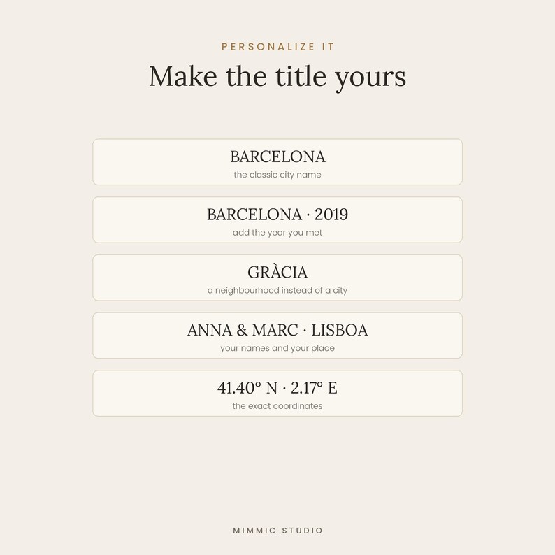 K&ouml;nnte beinhalten: Eine beige Grafik mit dem Text PERSONALIZE IT und Make the title yours, gefolgt von f&uuml;nf Beispielen f&uuml;r anpassbare Textoptionen, darunter BARCELONA, BARCELONA 2019, GR&Agrave;CIA, ANNA & MARC LISBOA und 41.40&deg; N 2.17&deg; E, abschlie&szlig;end mit MIMMIC STUDIO.