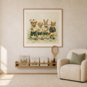 Puede incluir: Una l&aacute;mina de arte mural enmarcada con una ilustraci&oacute;n en acuarela de un oso de peluche, un cachorro de golden retriever, un conejo y un zorro vestidos con ropa deportiva verde y blanca, caminando juntos mientras llevan equipo deportivo.