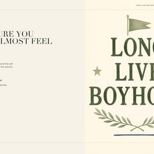 Puede incluir: Una impresi&oacute;n de arte digital sobre papel crema con el texto verde oscuro LONG LIVE BOYHOOD. El dise&ntilde;o incluye un peque&ntilde;o icono de bandera en la parte superior, dos estrellas flanqueando la palabra LIVE y una corona de laurel bajo BOYHOOD.
