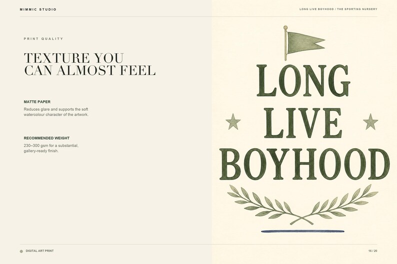Puede incluir: Una impresi&oacute;n de arte digital sobre papel crema con el texto verde oscuro LONG LIVE BOYHOOD. El dise&ntilde;o incluye un peque&ntilde;o icono de bandera en la parte superior, dos estrellas flanqueando la palabra LIVE y una corona de laurel bajo BOYHOOD.