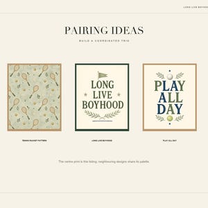 Puede incluir: Tres impresiones de arte digital rectangulares con tem&aacute;tica deportiva. La impresi&oacute;n de la izquierda muestra un patr&oacute;n repetitivo de raquetas y pelotas de tenis. La central muestra el texto LONG LIVE BOYHOOD con una bandera y laurel. La de la derecha dice PLAY ALL DAY.