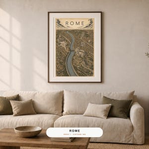 Peut inclure: Une impression d'art verticale encadr&eacute;e pr&eacute;sentant une illustration d&eacute;taill&eacute;e de Rome dans des tons s&eacute;pia, avec le mot ROME imprim&eacute; en lettres capitales noires en haut. L'&oelig;uvre repr&eacute;sente une vue a&eacute;rienne de la ville, incluant le Tibre.