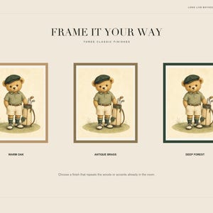 K&ouml;nnte beinhalten: Drei digitale Kunstdrucke, die einen Teddyb&auml;ren in Golfkleidung mit M&uuml;tze, Poloshirt, Shorts und Golftasche zeigen. Die Drucke sind in drei Rahmen mit den Bezeichnungen Warm Oak, Antique Brass und Deep Forest gerahmt. Der Text lautet FRAME IT YOUR WAY, THREE CLASSIC FINISHES und MIMMIC STUDIO.