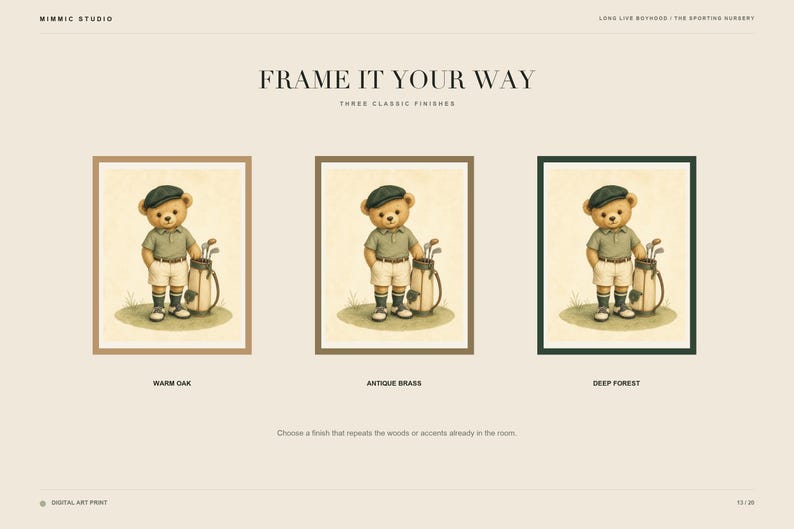 K&ouml;nnte beinhalten: Drei digitale Kunstdrucke, die einen Teddyb&auml;ren in Golfkleidung mit M&uuml;tze, Poloshirt, Shorts und Golftasche zeigen. Die Drucke sind in drei Rahmen mit den Bezeichnungen Warm Oak, Antique Brass und Deep Forest gerahmt. Der Text lautet FRAME IT YOUR WAY, THREE CLASSIC FINISHES und MIMMIC STUDIO.