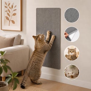 Puede incluir: Un rascador de pared rectangular de color gris con una textura acanalada vertical. El panel cuenta con un reverso adhesivo para su instalación y se muestra siendo utilizado por un gato atigrado marrón para afilar sus garras en la pared.