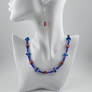 Dreiteiliges Set aus rotem Zylinderkristall, leuchtend blauen Dreiecksperlen mit silbernen Akzenten