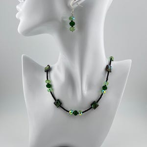 Set aus Halskette, Armband und Ohrringen aus grünem Perlmutt und Kristall (22 Zoll)