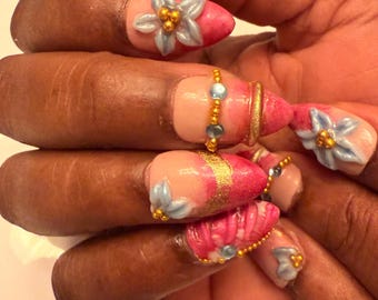Set de uñas postizas con flores rosas