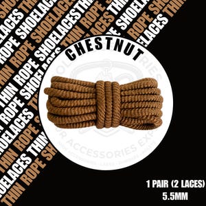 Peut inclure: Une paire de lacets de chaussures en corde marron châtaigne enroulés ensemble. Le texte CHESTNUT est affiché au-dessus des lacets. Le coin inférieur droit indique 1 PAIR (2 LACES) et 5.5MM. Le fond présente le texte répété THIN ROPE SHOELACES.