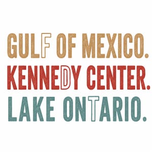 Könnte beinhalten: Ein Grafikdesign mit drei Textzeilen in einer serifenlosen Schriftart. Die oberste Zeile lautet GULF OF MEXICO in Beige, die mittlere Zeile KENNEDY CENTER in Rot und die untere Zeile LAKE ONTARIO in Blaugrau. Jede Zeile endet mit einem Punkt.