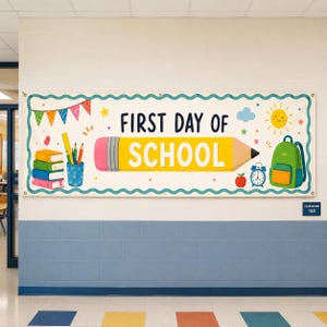 Peut inclure: Une bannière rectangulaire avec un fond blanc et une bordure ondulée sarcelle. Le texte FIRST DAY OF SCHOOL est imprimé en noir et blanc. Les illustrations incluent un crayon jaune, des livres colorés, un sac à dos, un soleil et un réveil bleu.