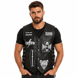 Peut inclure: Un gilet en cuir noir orné d'écussons brodés blancs, notamment Black Label Society Worldwide, un éclair avec un crâne, une croix Doom Crew Inc et un drapeau. Le gilet possède des boutons-pression métalliques et un laçage latéral avec œillets.