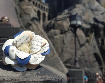 Pinza para el cabello con forma de flor de libro de mago en azul cuervo Pinza para flores de papel de Puffycheeks, colores de la casa, flores de libro