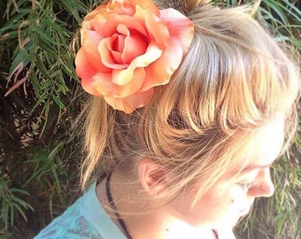 Pinza grande para el cabello estilo pin-up con diseño de rosa tropical de PuffyCheeks Bowteek