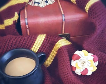 Pinza para el pelo con forma de flor del Libro Rojo de Griffin: accesorio de mago