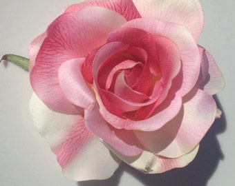 Pinza grande para el pelo con forma de rosa rosa empolvada estilo pin-up de PuffyCheeks