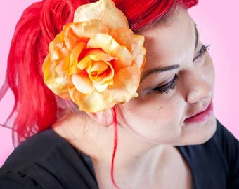 Pinza grande para el cabello estilo pin-up con diseño de rosa tropical de PuffyCheeks Bowteek