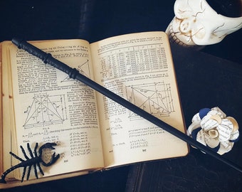 Pinza para el cabello con forma de flor de libro de mago en azul cuervo Pinza para flores de papel de Puffycheeks, colores de la casa, flores de libro