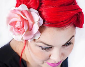 Pinza grande para el pelo con forma de rosa rosa empolvada estilo pin-up de PuffyCheeks