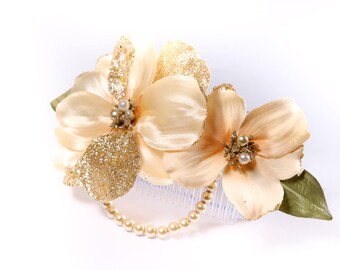 Peineta de flores con doble brillo color crema y perlas