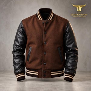 Puede incluir: Una chaqueta universitaria con cuerpo de mezcla de lana marrón y mangas de cuero negro. La chaqueta cuenta con cierre frontal de botones a presión, dos bolsillos laterales con ribete de cuero negro y cuello, puños y dobladillo acanalados a rayas.