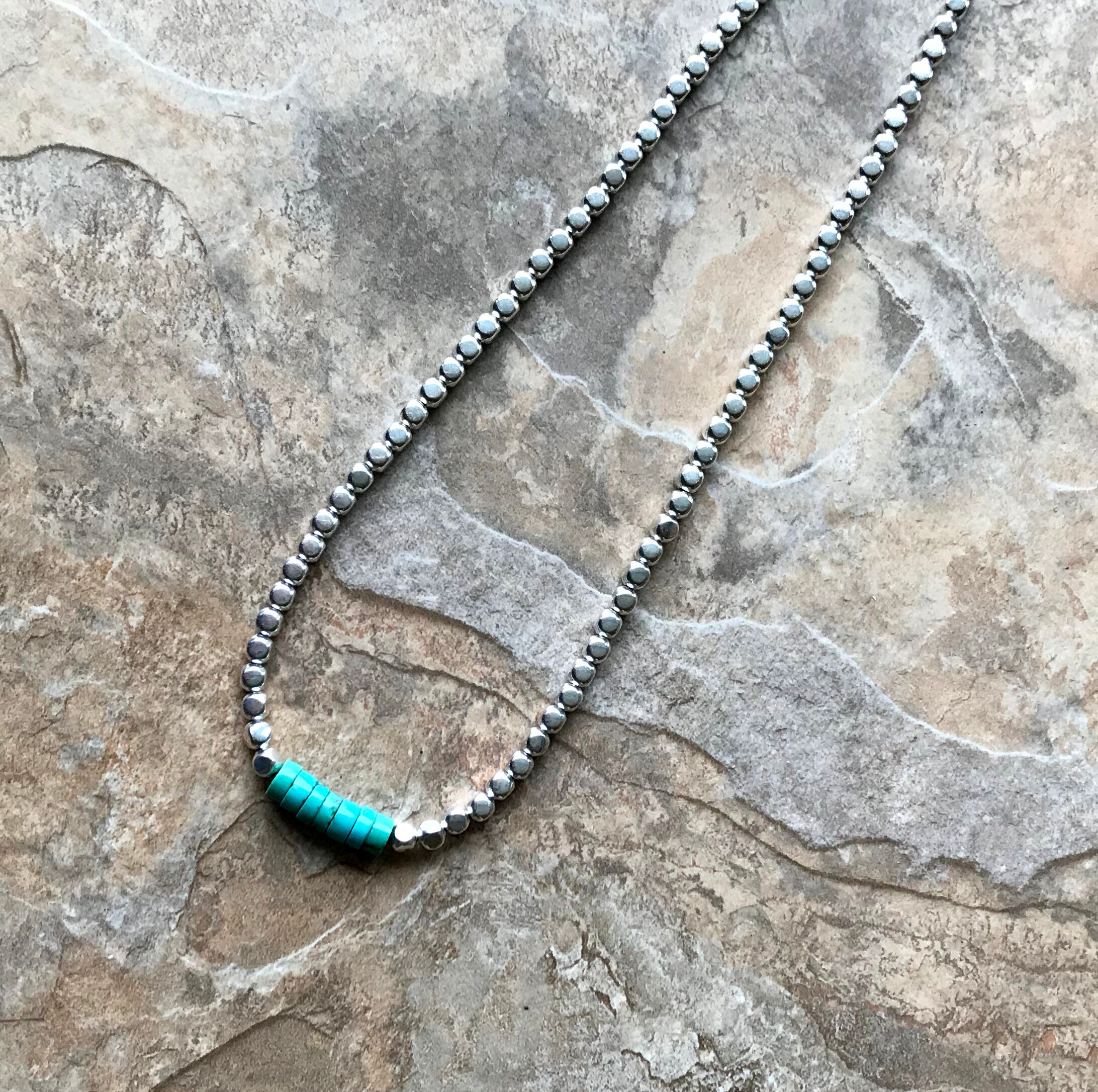 ターコイズとシルバーのチョーカーネックレス：重ね着、ミニマリスト