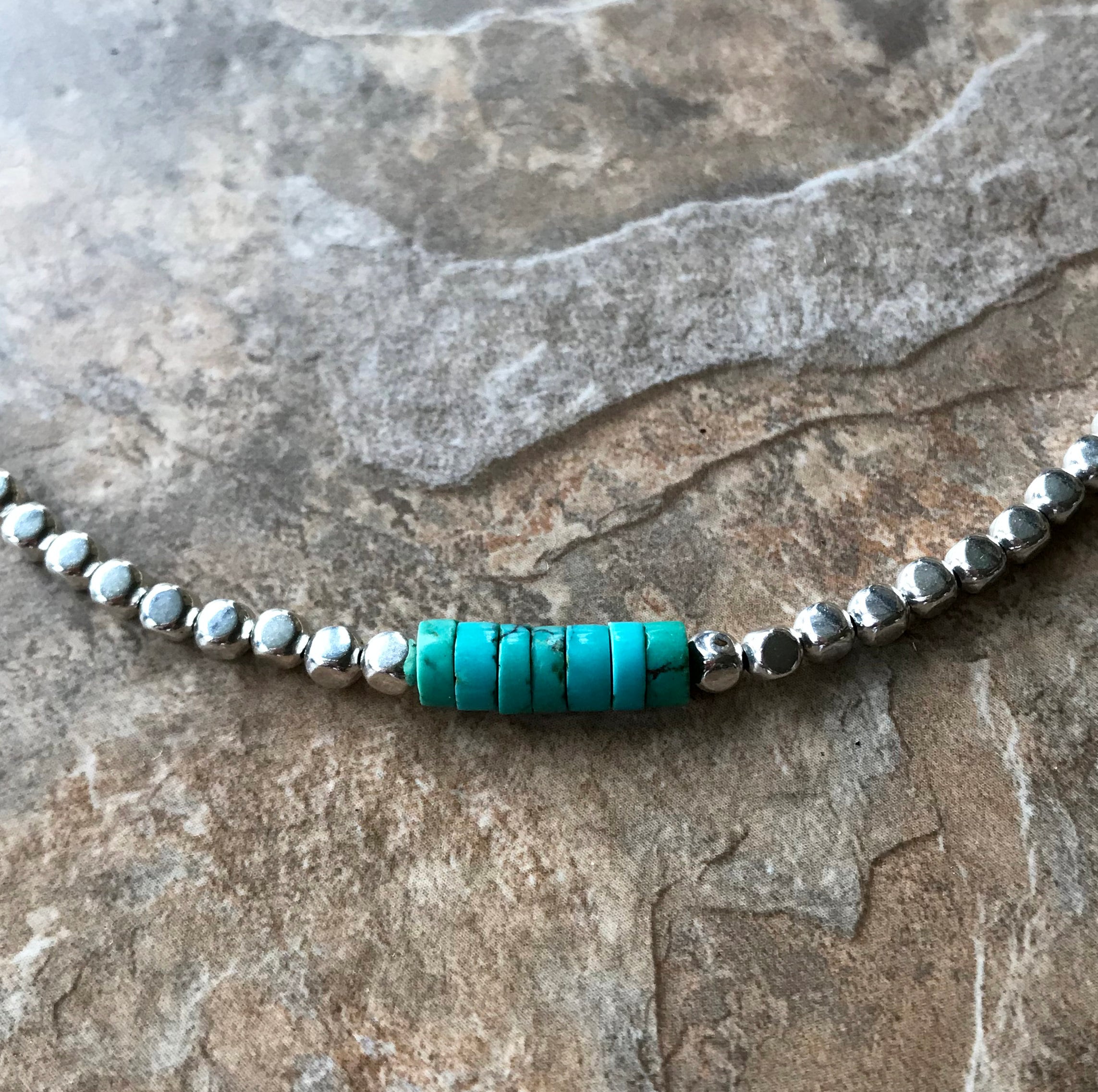 ターコイズとシルバーのチョーカーネックレス：重ね着、ミニマリスト