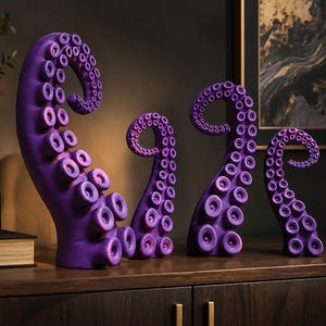Puede incluir: Un conjunto de cuatro tentáculos de pulpo de color morado dispuestos verticalmente. Cada tentáculo presenta una forma curva con una serie de ventosas circulares a lo largo del lado interior. Los tentáculos varían en altura y están alineados.