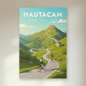 Peut inclure: Une affiche verticale intitulée HAUTACAM représentant une route de montagne sinueuse dans les Pyrénées, 1520 M, 13,6 KM. Deux cyclistes montent sur la route goudronnée à travers des collines vertes sous un ciel bleu clair.