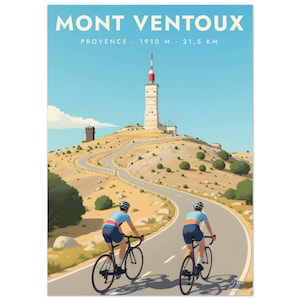 Peut inclure: Une affiche de voyage montrant deux cyclistes sur une route sinueuse menant au sommet du Mont Ventoux en Provence. Le texte indique MONT VENTOUX PROVENCE 1910 M 21,5 KM. Le paysage est aride et rocheux sous un ciel bleu avec une grande tour.