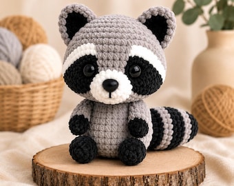Virkat Jimothy tvättbjörns-Amigurumi PDF-mönster | Söt sittande tvättbjörnsplysch, randig svansleksak | Avancerad nybörjare | Storlekar 12–25 cm