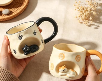 Tazza con gatto scolpita a mano, graziosa tazza da caffè in ceramica con gattino addormentato, tazza da tè stravagante da 350 ml, regalo per amanti dei gatti, accogliente set di bevande in stile cottagecore
