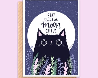 Peut inclure: Un chat noir aux grands yeux est assis devant une pleine lune avec le texte "Stay wild moon child" dessus. L'arrière-plan est bleu foncé avec des étoiles blanches. Le chat est entouré de plantes vertes et violettes.