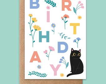 Peut inclure: Une carte blanche avec le mot "Birthday" écrit en lettres colorées. Les lettres sont entourées de petites fleurs et de feuilles. Un chat noir aux yeux jaunes est assis dans le coin inférieur droit.