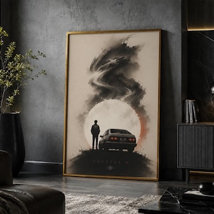 Può includere: Una stampa artistica da parete verticale in una cornice dorata con un'illustrazione in stile inchiostro bianco e nero di una persona in piedi accanto a un'auto, sagomata contro una grande luna circolare luminosa, con il testo Initial D in basso.