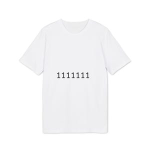 Può includere: Una t-shirt bianca a maniche corte con il numero 1111111 stampato in un semplice carattere sans-serif nero al centro del petto. Il capo presenta un classico girocollo, una vestibilità standard, maniche corte e un orlo dritto.